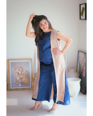 Mariyam Nafees Instagram - • Discomfort apni jagah, fashion nai rukna chahye 🥲🤰🏼💙
Swipe to see my biggest distraction ♥️
@iamthamaan 

🧥: @ame.pret 
📷: @meer_clicks