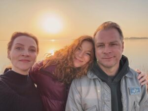 Marleen Lohse Instagram - Im Einsatz mit meinen Lieblingskollegen!
@jonestones und @hinnerkschoenemann_official 

#schwanitz #nordbeinordwest #liebezudrittfunktionierthaltdoch 

@ard_degeto @tp3_triplepictures