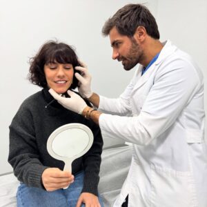 Marta Bateira Instagram - Finalmente consegui arranjar um tempinho para ir ao @dr.miguelmorgado da @clinica.milenio dar aquele up que, mesmo que seja placebo, dá-me autoestima e confiança.
Vou uma, duas vezes por ano, no máximo! 
Só confio nele, pois não exagera, tem bom gosto e trabalha com os melhores produtos. 
Desta vez pus um xisquinho de lábio pra experimentar, gostei, fiquei com uma boca sensualona! 🫦
#sódeusmepodejulgar #souperuamesmo #sintomeculpadamasnaodevia #pub