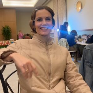 Marta Hazas Instagram - Los miércoles siempre serán culpables😙 #Culpatuya
.
Ahí va un mix de sustos, gente durmiendo entre biombos y un detrás de las cámaras durante la fiesta Leister y preparativos. 
@pokeepsie_films @primevideoes