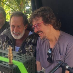 Marta Hazas Instagram - Entre la primera y la última foto ha pasado nuestra segunda película como productores. PLAYA DE LOBOS se titula. Segunda película de @veigajavier como director. 
La presentaremos en marzo en @festivalmalaga con motivo del ‘Premio Retrospectiva’ que el Festival concederá en esta edición a Guillermo Francella. 
El cielo que veis no tiene filtros, es uno de los muchos regalos preciosos, que no se pueden comprar,  que nos hemos llevado con el rodaje de esta película. Enhorabuena Guille!!!!

Gracias @danirovira y @guille_francella por vuestros trabajazos 🩵  Ojalá sea el primero de los muchos que os merecéis. Y gracias al equipo de la película por ser el equipo soñado dentro y fuera del set 
( unos cracks del voley playa también 🤣)

La última foto es en realidad el arranque, nos la hicimos en Buenos Aires  antes de saber todos los vinos, cenas, risas y aventuras que nos íbamos a echar en Fuerteventura, y siendo yo muy fan de este señor, que ahora lo soy más aún.
Qué suerte la mía por todo lo vivido y aprendido, ojalá la suerte nos acompañe. El trabajo está hecho, y de qué manera!!!
.
@mediolimonproducciones  @epos.cine @grupoizen #PlayadeLobos #Fuerteventura #BuenosAires #película #FestivaldeMalaga