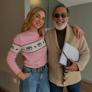 Marta Hazas Instagram - Entre la primera y la última foto ha pasado nuestra segunda película como productores. PLAYA DE LOBOS se titula. Segunda película de @veigajavier como director. 
La presentaremos en marzo en @festivalmalaga con motivo del ‘Premio Retrospectiva’ que el Festival concederá en esta edición a Guillermo Francella. 
El cielo que veis no tiene filtros, es uno de los muchos regalos preciosos, que no se pueden comprar,  que nos hemos llevado con el rodaje de esta película. Enhorabuena Guille!!!!

Gracias @danirovira y @guille_francella por vuestros trabajazos 🩵  Ojalá sea el primero de los muchos que os merecéis. Y gracias al equipo de la película por ser el equipo soñado dentro y fuera del set 
( unos cracks del voley playa también 🤣)

La última foto es en realidad el arranque, nos la hicimos en Buenos Aires  antes de saber todos los vinos, cenas, risas y aventuras que nos íbamos a echar en Fuerteventura, y siendo yo muy fan de este señor, que ahora lo soy más aún.
Qué suerte la mía por todo lo vivido y aprendido, ojalá la suerte nos acompañe. El trabajo está hecho, y de qué manera!!!
.
@mediolimonproducciones  @epos.cine @grupoizen #PlayadeLobos #Fuerteventura #BuenosAires #película #FestivaldeMalaga