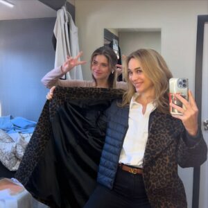 Marta Hazas Instagram - Los miércoles siempre serán culpables😙 #Culpatuya
.
Ahí va un mix de sustos, gente durmiendo entre biombos y un detrás de las cámaras durante la fiesta Leister y preparativos. 
@pokeepsie_films @primevideoes