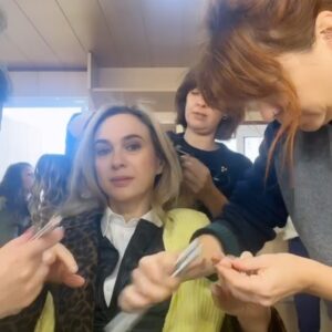 Marta Hazas Instagram - Los miércoles siempre serán culpables😙 #Culpatuya
.
Ahí va un mix de sustos, gente durmiendo entre biombos y un detrás de las cámaras durante la fiesta Leister y preparativos. 
@pokeepsie_films @primevideoes