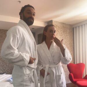 Marta Hazas Instagram - Los miércoles siempre serán culpables😙 #Culpatuya
.
Ahí va un mix de sustos, gente durmiendo entre biombos y un detrás de las cámaras durante la fiesta Leister y preparativos. 
@pokeepsie_films @primevideoes