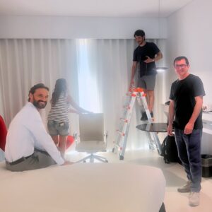 Marta Hazas Instagram - Los miércoles siempre serán culpables😙 #Culpatuya
.
Ahí va un mix de sustos, gente durmiendo entre biombos y un detrás de las cámaras durante la fiesta Leister y preparativos. 
@pokeepsie_films @primevideoes