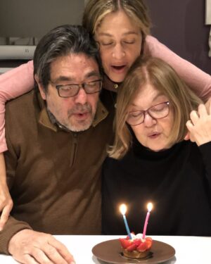 Martina Klein Instagram - ¡Mis papis cumplen años!, él ayer, ella hoy; y como ha sido un año muy difícil, estamos muy contentos de poder festejar y de dar por empezada una nueva y fantástica etapa de cuidarse mucho unos a otros y disfrutar de la suerte que tenemos de tenernos. 
¡Felices cumples, papi y mami, los quiero mucho!
