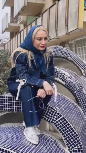 Maryam Kavyani Instagram - .
✅

تمام تصاویری که میگذارم بهانه ایی است که به کپشن رجوع کنید⭐️❤️
…….
🔴 عشق درون ديگران نيست، بلكه درون خود ماست. ما آن احساس را بيدار می كنيم، ولی برای اين‌كه بيدار شود به ديگران نياز داريم. دنيا تنها زمانی برای ما معنا دارد كه بتوانيم كسی را برای شركت دادن در هيجاناتمان بيابيم...

📙یازده دقیقه
✍🏻 #پائولو_کوئیلو
#پشت_صحنه_عکاسی 
…………
@maryam_kavyani 
@instagram