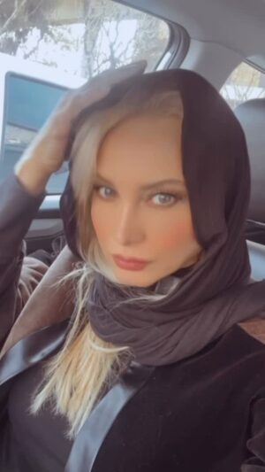 Maryam Kavyani Instagram - .
✅
لطفا توجه به کپشن کلیپ تنها یک  بهانه است⭐️
……
پُک زدن به سیگار هیچ معنایی ندارد الّا نوعی لجاجت با خود، 
و حتی لجاجت در تداوم ِ نوعی عادت. عجیب ترین خوی ِ آدمی این است که 
می داند فعلی بد و آسیب رسان است،
 اما آن را انجام می دهد و به کرات هم. هر آدمی، 
دانسته و ندانسته ، 
به نوعی در لجاجت و تعارض با خود بسر می برد ،
 و هیچ دیگری ویرانگرتر از خود ِ آدمی نسبت به خودش نیست.
📙سلوک
✍🏻محمود دولت آبادی
…….#محمود_دولت_آبادی #متن_ناب #مریم_کاویانی #بازیکران_ایرانی_ 
@instagram 
@maryam_kavyani