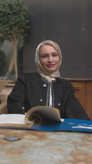 Maryam Kavyani Instagram - .
طلا نخستین پرستار من🥰

دغدغه یک مادر برای فرزندش…
ارادت و ادای احترام به تمام بانوان مادر که پا به پای همسرشان در خارج منزل کار میکنند⭐️💞
#کلاسر_آبی#مریم_کاویانی #دفتر_خاطرات #مادرانه❤️ 
@maryam_kavyani