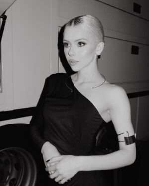 Masha Kondratenko Instagram - Про «своє» 

«своя» людина поруч має вас закохувати в самого себе, 
має підкреслювати та підсвічувати такі ваші сторони, про які ви навіть ніколи і не здогадувались, що вони можуть для когось бути чарівними і магнетичними.
підсвічувати вашу особливість

акцентувати увагу на плюсах і дрібничках. моє улюблене словосполучення - perfect imperfections :) 

ви побачите, як людина розквітне і зможе дати вам те саме у відповідь 🫶🏼

make up&hair @all.torria.mua_ 
style @hi_klima
