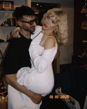 Masha Kondratenko Instagram - Happy New Year♥️ 

багато думок, багато хочеться сказати, але спробую коротко . найвища цінність в нашому житті - це люди. хочеться, щоб всі рідні були поруч, щоб нарешті змогли обійняти одне одного в цьому році і ніколи не відпускати. хочеться, щоб всі захисники і захисниці цього року опинилися вдома, в спокої та мирі. 💞 все буде обов’язково, бо ми сильні і сміливі! а як інакше? ;) 

щаслива мати таких людей поруч. щаслива, що 2024 був саме таким, ні про що не шкодую. впевнена, що 2025 буде ще кращим. безмежна подяка тим, хто зараз виборює нашу свободу та волю. дякую 🫂 

P.S.: скільки ялинок знайшли на фотках?)