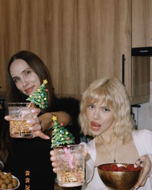 Masha Kondratenko Instagram - Happy New Year♥️ 

багато думок, багато хочеться сказати, але спробую коротко . найвища цінність в нашому житті - це люди. хочеться, щоб всі рідні були поруч, щоб нарешті змогли обійняти одне одного в цьому році і ніколи не відпускати. хочеться, щоб всі захисники і захисниці цього року опинилися вдома, в спокої та мирі. 💞 все буде обов’язково, бо ми сильні і сміливі! а як інакше? ;) 

щаслива мати таких людей поруч. щаслива, що 2024 був саме таким, ні про що не шкодую. впевнена, що 2025 буде ще кращим. безмежна подяка тим, хто зараз виборює нашу свободу та волю. дякую 🫂 

P.S.: скільки ялинок знайшли на фотках?)