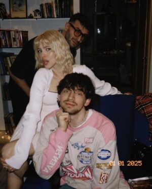 Masha Kondratenko Instagram - Happy New Year♥️ 

багато думок, багато хочеться сказати, але спробую коротко . найвища цінність в нашому житті - це люди. хочеться, щоб всі рідні були поруч, щоб нарешті змогли обійняти одне одного в цьому році і ніколи не відпускати. хочеться, щоб всі захисники і захисниці цього року опинилися вдома, в спокої та мирі. 💞 все буде обов’язково, бо ми сильні і сміливі! а як інакше? ;) 

щаслива мати таких людей поруч. щаслива, що 2024 був саме таким, ні про що не шкодую. впевнена, що 2025 буде ще кращим. безмежна подяка тим, хто зараз виборює нашу свободу та волю. дякую 🫂 

P.S.: скільки ялинок знайшли на фотках?)