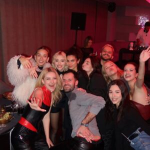 Masha Kondratenko Instagram - щаслива мати таких друзів ♥️ 
щаслива зустріти свої 25 саме так 🫂 

всім ще раз дякуую за привітання! люблю люблю 

P.S.: @sapience.kyiv дякую за атмосферу, музику і відчуття свята 🥹🫶🏼