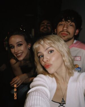 Masha Kondratenko Instagram - Happy New Year♥️ 

багато думок, багато хочеться сказати, але спробую коротко . найвища цінність в нашому житті - це люди. хочеться, щоб всі рідні були поруч, щоб нарешті змогли обійняти одне одного в цьому році і ніколи не відпускати. хочеться, щоб всі захисники і захисниці цього року опинилися вдома, в спокої та мирі. 💞 все буде обов’язково, бо ми сильні і сміливі! а як інакше? ;) 

щаслива мати таких людей поруч. щаслива, що 2024 був саме таким, ні про що не шкодую. впевнена, що 2025 буде ще кращим. безмежна подяка тим, хто зараз виборює нашу свободу та волю. дякую 🫂 

P.S.: скільки ялинок знайшли на фотках?)
