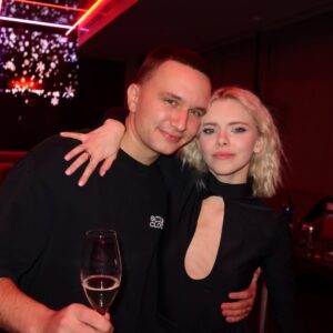 Masha Kondratenko Instagram - щаслива мати таких друзів ♥️ 
щаслива зустріти свої 25 саме так 🫂 

всім ще раз дякуую за привітання! люблю люблю 

P.S.: @sapience.kyiv дякую за атмосферу, музику і відчуття свята 🥹🫶🏼