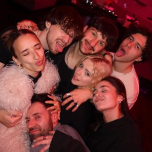 Masha Kondratenko Instagram - щаслива мати таких друзів ♥️ 
щаслива зустріти свої 25 саме так 🫂 

всім ще раз дякуую за привітання! люблю люблю 

P.S.: @sapience.kyiv дякую за атмосферу, музику і відчуття свята 🥹🫶🏼