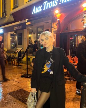 Masha Kondratenko Instagram - 25 🥳

що хочеться сказати?) я закохана в життя з усіма його неідеальностями. я закохана в людей, які поруч зі мною. я закохана в свою професію. 

вперше за багато років - я не писала підсумки року в контексті «що я могла зробити, але не зробила». я написала вдячності собі за все класне, що зі мною сталось за цей рік. а сталось дуже багато♥️ 
я вдячна своїм батькам за те, що можу жити на цій планеті. за те, що вони мене виховали такою, яка я є) і своїм друзям за те, що формуєте мене і розділяєте всі етапи мого життя та становлення💞 

єдине і найголовніше - хочеться миру.  і хочеться просто бути щасливою 🫶🏼 Дякую всім за привітання і теплі слова!! Дякую вам за те, що ви в мене є. 

Люблю, міцно обіймаю через кілометри і дистанції