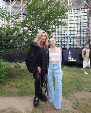 Masha Kondratenko Instagram - 25 🥳

що хочеться сказати?) я закохана в життя з усіма його неідеальностями. я закохана в людей, які поруч зі мною. я закохана в свою професію. 

вперше за багато років - я не писала підсумки року в контексті «що я могла зробити, але не зробила». я написала вдячності собі за все класне, що зі мною сталось за цей рік. а сталось дуже багато♥️ 
я вдячна своїм батькам за те, що можу жити на цій планеті. за те, що вони мене виховали такою, яка я є) і своїм друзям за те, що формуєте мене і розділяєте всі етапи мого життя та становлення💞 

єдине і найголовніше - хочеться миру.  і хочеться просто бути щасливою 🫶🏼 Дякую всім за привітання і теплі слова!! Дякую вам за те, що ви в мене є. 

Люблю, міцно обіймаю через кілометри і дистанції