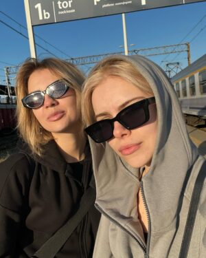 Masha Kondratenko Instagram - 25 🥳

що хочеться сказати?) я закохана в життя з усіма його неідеальностями. я закохана в людей, які поруч зі мною. я закохана в свою професію. 

вперше за багато років - я не писала підсумки року в контексті «що я могла зробити, але не зробила». я написала вдячності собі за все класне, що зі мною сталось за цей рік. а сталось дуже багато♥️ 
я вдячна своїм батькам за те, що можу жити на цій планеті. за те, що вони мене виховали такою, яка я є) і своїм друзям за те, що формуєте мене і розділяєте всі етапи мого життя та становлення💞 

єдине і найголовніше - хочеться миру.  і хочеться просто бути щасливою 🫶🏼 Дякую всім за привітання і теплі слова!! Дякую вам за те, що ви в мене є. 

Люблю, міцно обіймаю через кілометри і дистанції