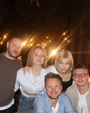 Masha Kondratenko Instagram - 25 🥳

що хочеться сказати?) я закохана в життя з усіма його неідеальностями. я закохана в людей, які поруч зі мною. я закохана в свою професію. 

вперше за багато років - я не писала підсумки року в контексті «що я могла зробити, але не зробила». я написала вдячності собі за все класне, що зі мною сталось за цей рік. а сталось дуже багато♥️ 
я вдячна своїм батькам за те, що можу жити на цій планеті. за те, що вони мене виховали такою, яка я є) і своїм друзям за те, що формуєте мене і розділяєте всі етапи мого життя та становлення💞 

єдине і найголовніше - хочеться миру.  і хочеться просто бути щасливою 🫶🏼 Дякую всім за привітання і теплі слова!! Дякую вам за те, що ви в мене є. 

Люблю, міцно обіймаю через кілометри і дистанції