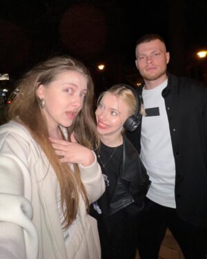 Masha Kondratenko Instagram - 25 🥳

що хочеться сказати?) я закохана в життя з усіма його неідеальностями. я закохана в людей, які поруч зі мною. я закохана в свою професію. 

вперше за багато років - я не писала підсумки року в контексті «що я могла зробити, але не зробила». я написала вдячності собі за все класне, що зі мною сталось за цей рік. а сталось дуже багато♥️ 
я вдячна своїм батькам за те, що можу жити на цій планеті. за те, що вони мене виховали такою, яка я є) і своїм друзям за те, що формуєте мене і розділяєте всі етапи мого життя та становлення💞 

єдине і найголовніше - хочеться миру.  і хочеться просто бути щасливою 🫶🏼 Дякую всім за привітання і теплі слова!! Дякую вам за те, що ви в мене є. 

Люблю, міцно обіймаю через кілометри і дистанції