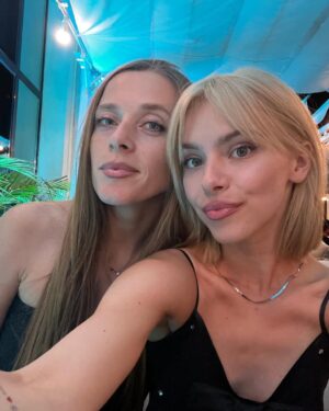Masha Kondratenko Instagram - 25 🥳

що хочеться сказати?) я закохана в життя з усіма його неідеальностями. я закохана в людей, які поруч зі мною. я закохана в свою професію. 

вперше за багато років - я не писала підсумки року в контексті «що я могла зробити, але не зробила». я написала вдячності собі за все класне, що зі мною сталось за цей рік. а сталось дуже багато♥️ 
я вдячна своїм батькам за те, що можу жити на цій планеті. за те, що вони мене виховали такою, яка я є) і своїм друзям за те, що формуєте мене і розділяєте всі етапи мого життя та становлення💞 

єдине і найголовніше - хочеться миру.  і хочеться просто бути щасливою 🫶🏼 Дякую всім за привітання і теплі слова!! Дякую вам за те, що ви в мене є. 

Люблю, міцно обіймаю через кілометри і дистанції