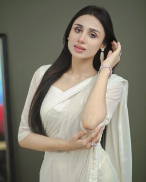 Mashal Khan Instagram - Saaris will always just be my most favourite thing🕊️

Saari from @sabarajputofficial 
Jewellery @agoldstoryofficial
Hair and make up @astelbhatti 
Styled by @stylebywarda 
Photography @chauhanified