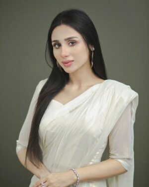 Mashal Khan Instagram - Saaris will always just be my most favourite thing🕊️

Saari from @sabarajputofficial 
Jewellery @agoldstoryofficial
Hair and make up @astelbhatti 
Styled by @stylebywarda 
Photography @chauhanified