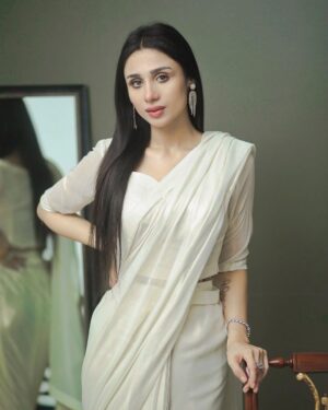 Mashal Khan Instagram - Saaris will always just be my most favourite thing🕊️

Saari from @sabarajputofficial 
Jewellery @agoldstoryofficial
Hair and make up @astelbhatti 
Styled by @stylebywarda 
Photography @chauhanified