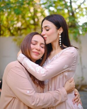 Mashal Khan Instagram - Eid mubarak from me and mine to you and yours💕✨
May all of your jayiz duas be accepted 
May your family be safe and healthy
May you love and be loved completely and deeply 
May you be safe from nazar and hassad 
May your friends protect you and make you laugh endlessly 
May your hearts soften toward animals 
May you choose kindness, especially in the face of adversity 
May Allah tala be soft with you 
And more than anything, today and every day, FREE P@L3ST!N3 

Wearing @ansabjahangirstudio 
Hair and make up @astelbhatti 
Photography @saadmunir.1