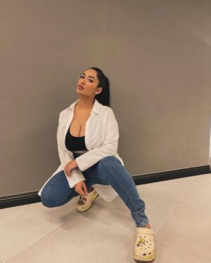 Mathira Instagram - I am an old soul. I love genuine kindness. I love compassion.
I love poetry. I love soul connection. I love old books.
I love deep conversations. I love depth. I love rawness. ♠️🪬