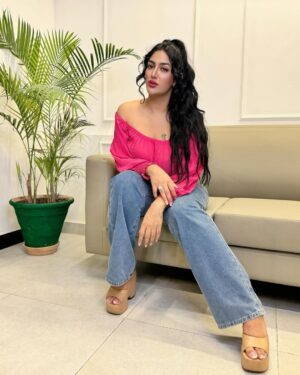 Mathira Instagram - Where can I apply for a permanent relationship? 
I have 7 years experience, minor trust issues and willing to argue on weekends? 💕💓💞💗
Photographer @saniasaeedkhan