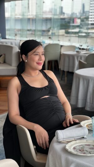 Matika Arthakornsiripho Instagram - บีไปทานอาหารที่ร้าน @bluebyalainducasse ร้านอาหารฝรั่งเศส Fine Dine ที่ ICONSIAM มาค่ะ เลยอยากจะมาป้ายยาทุกคนให้ไปลอง เพราะอร่อยมากทุกเมนูเลย และร้านเค้ายังได้ Michelin Star 1 ดาว ด้วยนะคะ สำหรับคอร์สที่บีเลือกกินวันนี้เป็น Lunch ราคา 2,950   และเพิ่ม Mocktails อีก 650   บอกเลยว่าคุ้มค่าคุ้มราคามาก ๆ ค่ะ รสชาติอาหารคือดีมาก บรรยากาศและ service ก็ดีมาก สมมาตรฐาน Michelin Star ⭐️ จริง ๆ ค่ะ
#bluebyalainducasse #iconsiam