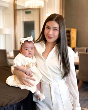 Matika Arthakornsiripho Instagram - วันนี้ขอถ่ายคู่กับลูกสาวบ้าง หนูอายุ 4 เดือนครึ่งแล้วนะคะ หนูทานเก่ง นอนเกือบยาว ร้องแค่ตอนหิว ขอให้เป็นน้องเล็กที่น่ารักของพี่วินเซนต์ตลอดนะคะ ฝาแฝดของปะป๊า
ปล.พี่ชายหอมเช้าเย็นเลยครับ 💕💕