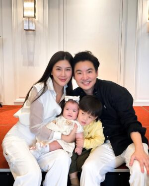 Matika Arthakornsiripho Instagram - วันนี้ขอถ่ายคู่กับลูกสาวบ้าง หนูอายุ 4 เดือนครึ่งแล้วนะคะ หนูทานเก่ง นอนเกือบยาว ร้องแค่ตอนหิว ขอให้เป็นน้องเล็กที่น่ารักของพี่วินเซนต์ตลอดนะคะ ฝาแฝดของปะป๊า
ปล.พี่ชายหอมเช้าเย็นเลยครับ 💕💕