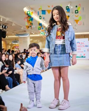 Matika Arthakornsiripho Instagram - วันนี้ลูกชายได้มาลองเดินแบบครั้งแรก พ่อกับแม่ลุ้นจนตัวโก่ง โชคดีได้พี่มากิมาช่วยพาเดินด้วยไม่งั้นแย่แน่ๆเลย เพราะอยู่หลังเวทีเจ้าลูกชายคอพับจะหลับแล้วแต่สุดท้ายก็ผ่านมาได้ ถือว่าเป็นประสบการณ์ที่ดีในวันเด็กอีกวันนะลูก วันนี้เราขนกันมาเชียร์พี่วินเซนต์กันทั้งบ้านเลย..รักที่สุด
#CentralDepartmetStore
#CentralChildrensDay
#วันเด็กแห่งชาติ