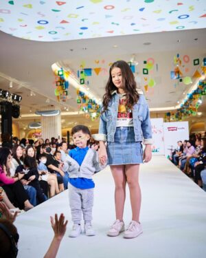 Matika Arthakornsiripho Instagram - วันนี้ลูกชายได้มาลองเดินแบบครั้งแรก พ่อกับแม่ลุ้นจนตัวโก่ง โชคดีได้พี่มากิมาช่วยพาเดินด้วยไม่งั้นแย่แน่ๆเลย เพราะอยู่หลังเวทีเจ้าลูกชายคอพับจะหลับแล้วแต่สุดท้ายก็ผ่านมาได้ ถือว่าเป็นประสบการณ์ที่ดีในวันเด็กอีกวันนะลูก วันนี้เราขนกันมาเชียร์พี่วินเซนต์กันทั้งบ้านเลย..รักที่สุด
#CentralDepartmetStore
#CentralChildrensDay
#วันเด็กแห่งชาติ