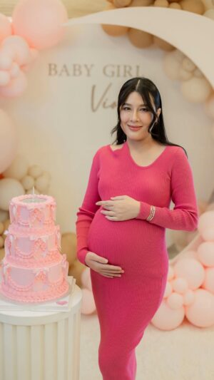 Matika Arthakornsiripho Instagram - ขอบคุณคำอวยพรและของขวัญจากเพื่อนๆ ที่รักทุกคน ที่จัดงาน babyshower ให้นะคะ … รักค่ะ 💕
#bkorntinued #babyshower 
ขอบคุณการตกแต่งสวยๆ บ้านบอลลูน จาก @balloonthonglor_by_ez 
เค้กสามชั้น รสชาติอร่ิอยๆ จาก @therollingpinn