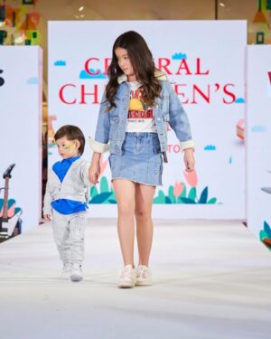 Matika Arthakornsiripho Instagram - วันนี้ลูกชายได้มาลองเดินแบบครั้งแรก พ่อกับแม่ลุ้นจนตัวโก่ง โชคดีได้พี่มากิมาช่วยพาเดินด้วยไม่งั้นแย่แน่ๆเลย เพราะอยู่หลังเวทีเจ้าลูกชายคอพับจะหลับแล้วแต่สุดท้ายก็ผ่านมาได้ ถือว่าเป็นประสบการณ์ที่ดีในวันเด็กอีกวันนะลูก วันนี้เราขนกันมาเชียร์พี่วินเซนต์กันทั้งบ้านเลย..รักที่สุด
#CentralDepartmetStore
#CentralChildrensDay
#วันเด็กแห่งชาติ