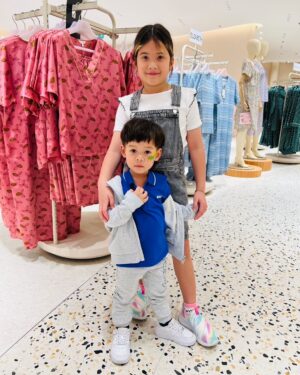 Matika Arthakornsiripho Instagram - วันนี้ลูกชายได้มาลองเดินแบบครั้งแรก พ่อกับแม่ลุ้นจนตัวโก่ง โชคดีได้พี่มากิมาช่วยพาเดินด้วยไม่งั้นแย่แน่ๆเลย เพราะอยู่หลังเวทีเจ้าลูกชายคอพับจะหลับแล้วแต่สุดท้ายก็ผ่านมาได้ ถือว่าเป็นประสบการณ์ที่ดีในวันเด็กอีกวันนะลูก วันนี้เราขนกันมาเชียร์พี่วินเซนต์กันทั้งบ้านเลย..รักที่สุด
#CentralDepartmetStore
#CentralChildrensDay
#วันเด็กแห่งชาติ