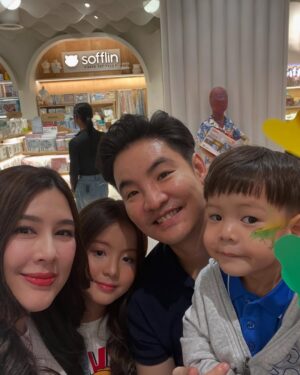 Matika Arthakornsiripho Instagram - วันนี้ลูกชายได้มาลองเดินแบบครั้งแรก พ่อกับแม่ลุ้นจนตัวโก่ง โชคดีได้พี่มากิมาช่วยพาเดินด้วยไม่งั้นแย่แน่ๆเลย เพราะอยู่หลังเวทีเจ้าลูกชายคอพับจะหลับแล้วแต่สุดท้ายก็ผ่านมาได้ ถือว่าเป็นประสบการณ์ที่ดีในวันเด็กอีกวันนะลูก วันนี้เราขนกันมาเชียร์พี่วินเซนต์กันทั้งบ้านเลย..รักที่สุด
#CentralDepartmetStore
#CentralChildrensDay
#วันเด็กแห่งชาติ