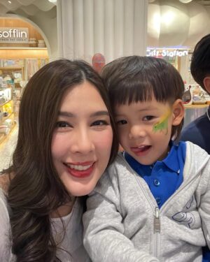 Matika Arthakornsiripho Instagram - วันนี้ลูกชายได้มาลองเดินแบบครั้งแรก พ่อกับแม่ลุ้นจนตัวโก่ง โชคดีได้พี่มากิมาช่วยพาเดินด้วยไม่งั้นแย่แน่ๆเลย เพราะอยู่หลังเวทีเจ้าลูกชายคอพับจะหลับแล้วแต่สุดท้ายก็ผ่านมาได้ ถือว่าเป็นประสบการณ์ที่ดีในวันเด็กอีกวันนะลูก วันนี้เราขนกันมาเชียร์พี่วินเซนต์กันทั้งบ้านเลย..รักที่สุด
#CentralDepartmetStore
#CentralChildrensDay
#วันเด็กแห่งชาติ