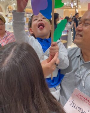 Matika Arthakornsiripho Instagram - วันนี้ลูกชายได้มาลองเดินแบบครั้งแรก พ่อกับแม่ลุ้นจนตัวโก่ง โชคดีได้พี่มากิมาช่วยพาเดินด้วยไม่งั้นแย่แน่ๆเลย เพราะอยู่หลังเวทีเจ้าลูกชายคอพับจะหลับแล้วแต่สุดท้ายก็ผ่านมาได้ ถือว่าเป็นประสบการณ์ที่ดีในวันเด็กอีกวันนะลูก วันนี้เราขนกันมาเชียร์พี่วินเซนต์กันทั้งบ้านเลย..รักที่สุด
#CentralDepartmetStore
#CentralChildrensDay
#วันเด็กแห่งชาติ