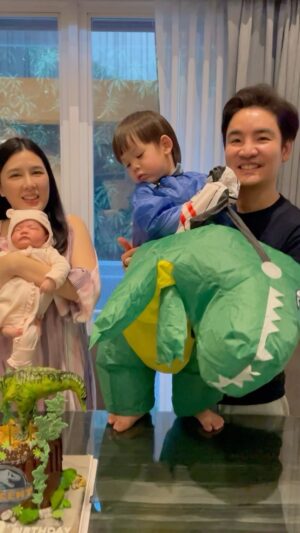 Matika Arthakornsiripho Instagram - Happy birthday นะครับลูกชายสุดที่รักปีนี้ 3 ขวบแล้วเป็นพี่ชายแล้วนะครับ ขอให้หนูเป็นคนน่ารักแบบนี้ตลอดไปนะครับ ปะป๊ากับหม่ามี๊ แล้วก็น้องวิโอล่าจะอยู่เคียงข้างหนูตลอดไปครับ…รักที่สุดเลย 🫶🏻