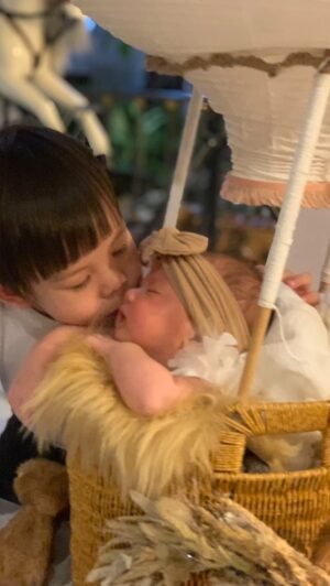 Matika Arthakornsiripho Instagram - วันนี้มาถ่ายรูปกับสาวน้อยกันนะคะ 💕
#littlesister #brotherandsister #familytime #familyphotographer #vincentjurangkool #violajurangkool