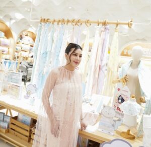 Matika Arthakornsiripho Instagram - ผ้าอ้อมที่ช่วยให้ลูกน้อยแฮปปี้ทั้งวัน 🙂ลองไปสัมผัสเนื้อผ้านุ่มสบายของ @sofflinbaby  ได้ที่ central childrom ชั้น 5 นะคะ :)
#SofflinFluffy #Sofflin #Sofflinผ้าอ้อมใยไผ่ #Sofflinผ้าห่มคูลลิ่ง