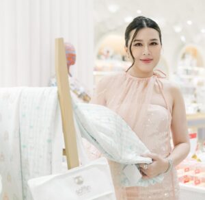 Matika Arthakornsiripho Instagram - ผ้าอ้อมที่ช่วยให้ลูกน้อยแฮปปี้ทั้งวัน 🙂ลองไปสัมผัสเนื้อผ้านุ่มสบายของ @sofflinbaby  ได้ที่ central childrom ชั้น 5 นะคะ :)
#SofflinFluffy #Sofflin #Sofflinผ้าอ้อมใยไผ่ #Sofflinผ้าห่มคูลลิ่ง