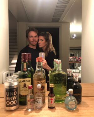 Matilde Breyner Instagram - No dia 10 de Fevereiro fizemos anos de namoro. 
São 9 anos a tirar fotos contra o espelho. Algumas até são do tempo em que se tirava fotografias na horizontal.
Happy Valentine’s ♥️
A melho está fim 📸